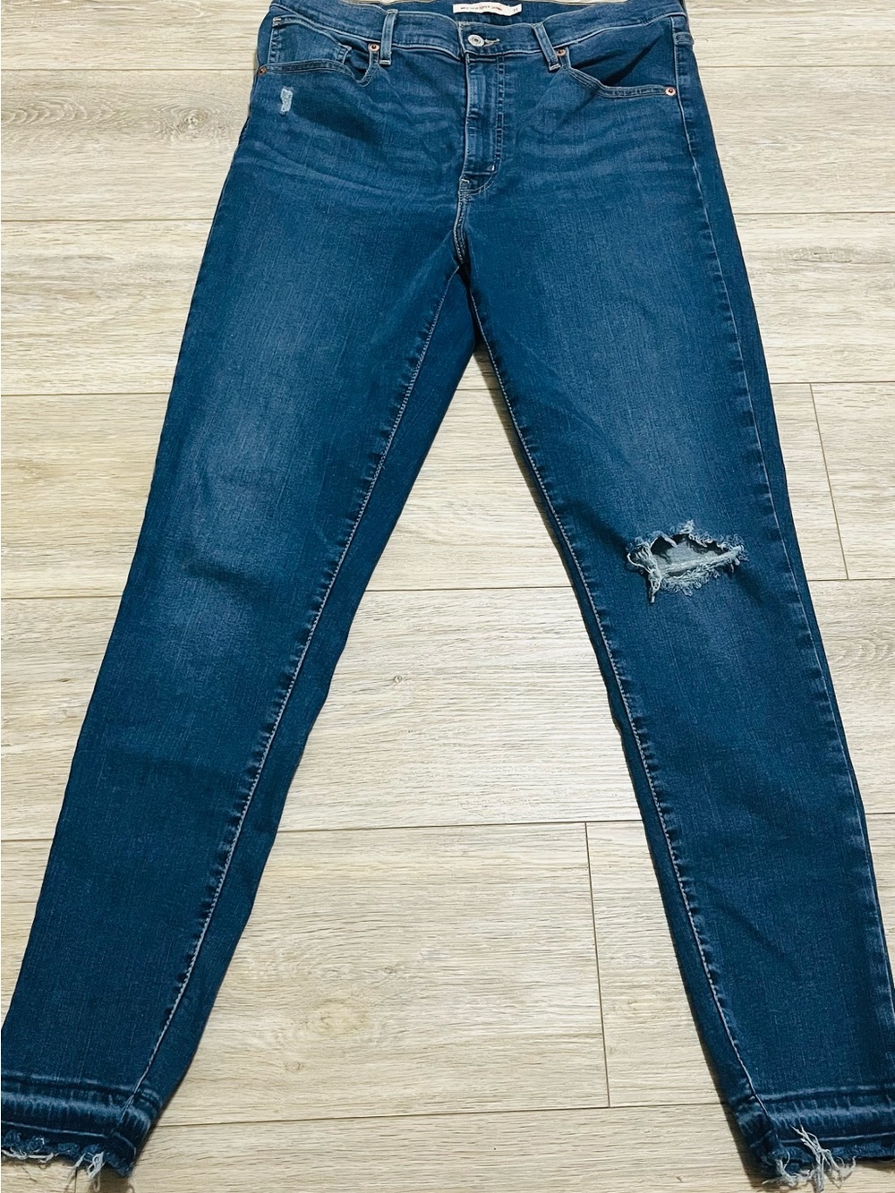 Levi's Dark Blue Women's Skinny Jeans with Distressed Knee